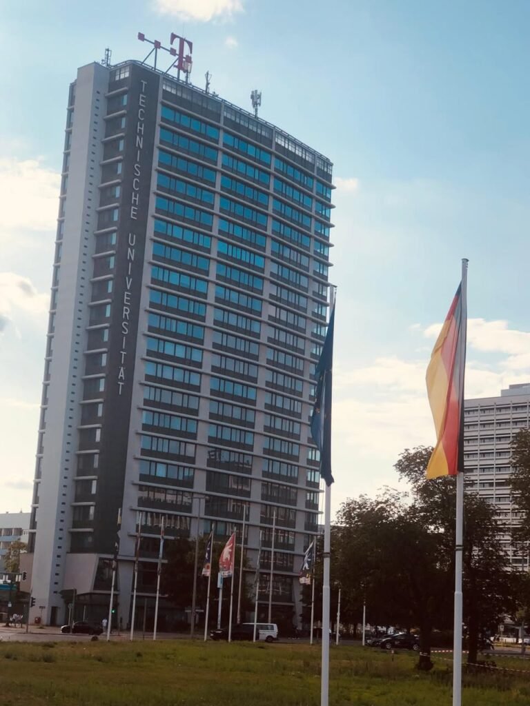 Technische Universitât Berlin